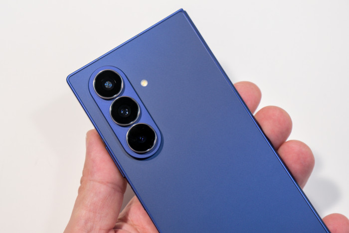 Auf der Rückseite sind drei Kameras eingebaut. (Bild: Tobias Költzsch/Golem.de)