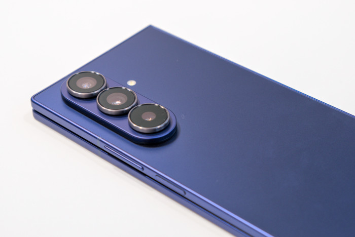 Das Kameramodul ragt relativ prominent aus dem Gehäuse hervor. (Bild: Tobias Költzsch/Golem.de)