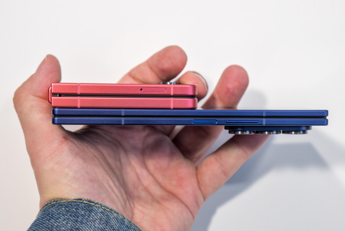 Die zusammengeklappten Galaxy Z Fold 7 und Flip 7 übereinander. (Bild: Tobias Költzsch/Golem.de)