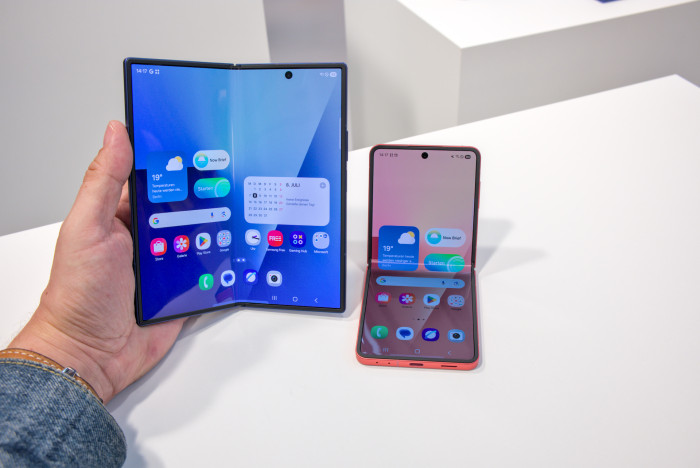 Das Fold 7 ist im Vergleich zum Vorgänger teurer geworden, das Flip 7 bleibt beim Preis stabil. (Bild: Tobias Költzsch/Golem.de)