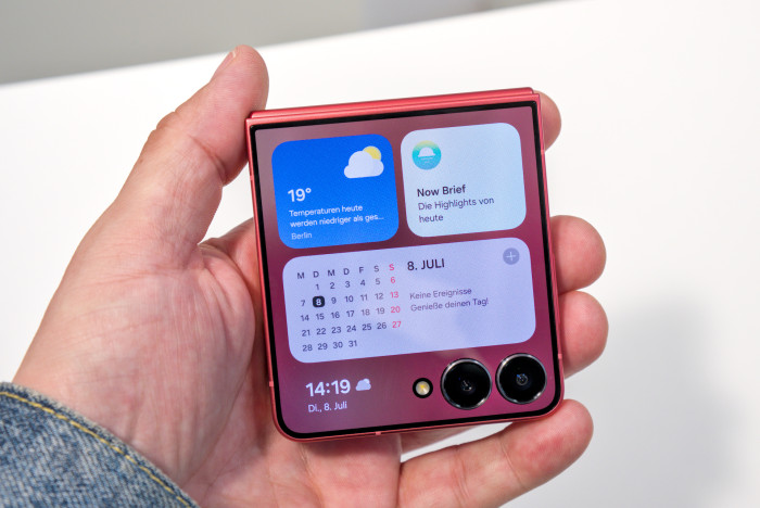 Beim Flip 7 lassen sich immer noch nicht ohne Weiteres einfach alle Apps auf dem Cover-Display verwenden. (Bild: Tobias Költzsch/Golem.de)