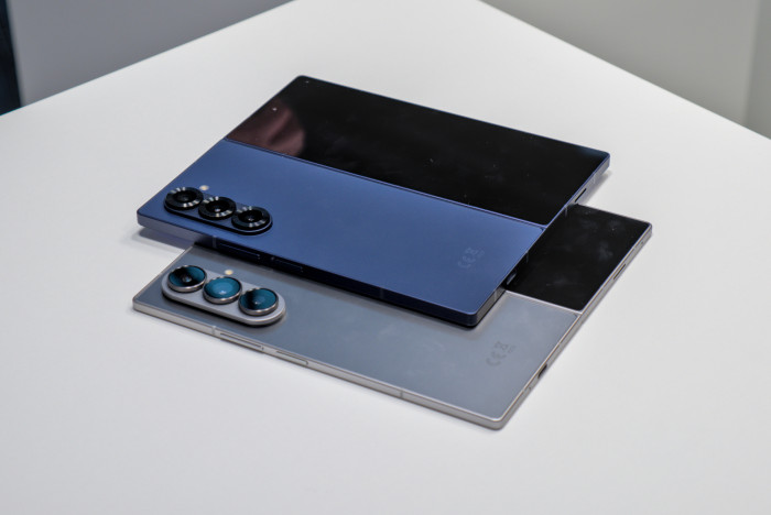 Im direkten Vergleich mit dem Galaxy Z Fold 6 ist erkennbar, wie viel dünner das Fold 7 ist. (Bild: Tobias Költzsch/Golem.de)