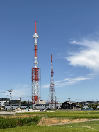 Die zwei Fernsehtürme in Kanazawa, Präfektur Ishikawa, die als eine Art Magnete für Blitze dienen und deshalb im Zentrum des Experiments standen (Bild: Yuuki Wada / U. Osaka)