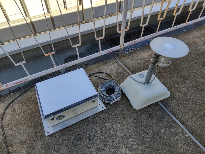 Ein Gammastrahlendetektor auf einem Dach in der Nähe der Fernsehtürme. (Bild: Yuuki Wada / U. Osaka)