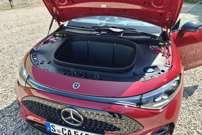 Ein Novum in der E-Mobilität ist für Mercedes der große Stauraum unter der Fronthaube. (Foto: Friedhelm Greis/Golem.de)