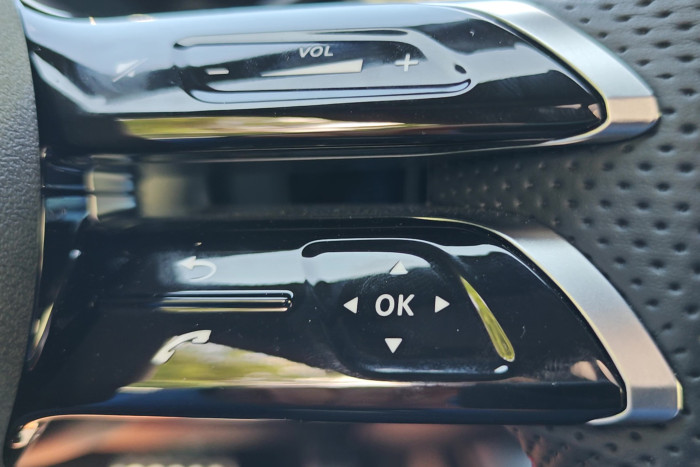 Mit dem rechten Lenkradbedienfeld lässt sich das Fahrerdisplay und die Lautstärke einstellen. (Foto: Friedhelm Greis/Golem.de)