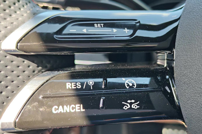 Mit dem linken Bedienfeld wird der Tempomat gesteuert. (Foto: Friedhelm Greis/Golem.de)