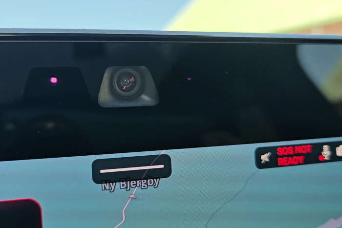 Oberhalb des Zentraldisplays befinden sich eine Infrarot- und eine normale Kamera. (Foto: Friedhelm Greis/Golem.de)