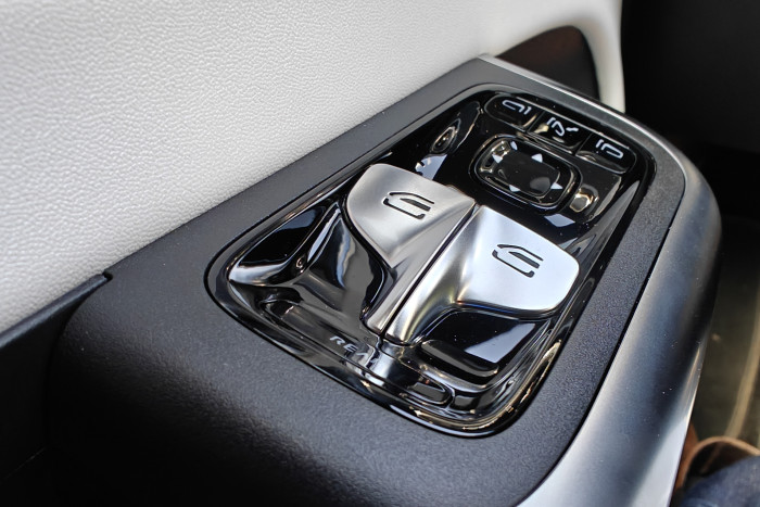 Für die elektrischen Fensterheber gibt es jeweils nur einen Schalter pro Seite. (Foto: Friedhelm Greis/Golem.de)