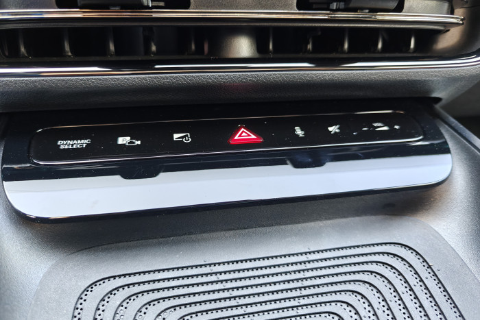 In der Mittelkonsole gibt es zusätzliche Taster für die Lautstärke oder die Spracherkennung. (Foto: Friedhelm Greis/Golem.de)