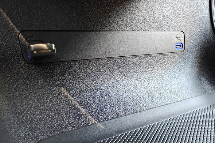 Etwas versteckt befinden sich die USB-C-Anschlüsse unter der Mittelkonsole. Sie liefern bis zu 100 Watt. (Foto: Friedhelm Greis/Golem.de)