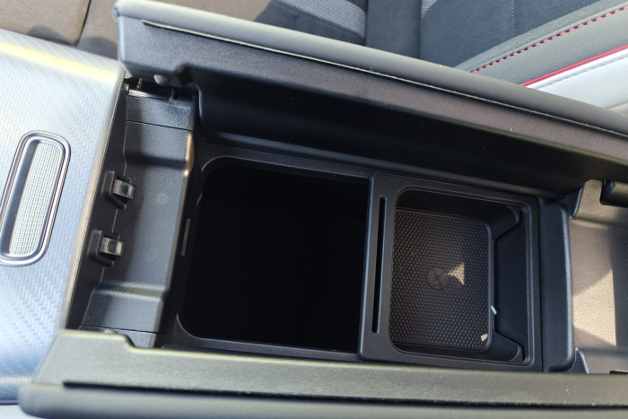 In der Armlehne der Mittelkonsole ist ebenfalls ein kleiner Stauraum. (Foto: Friedhelm Greis/Golem.de)