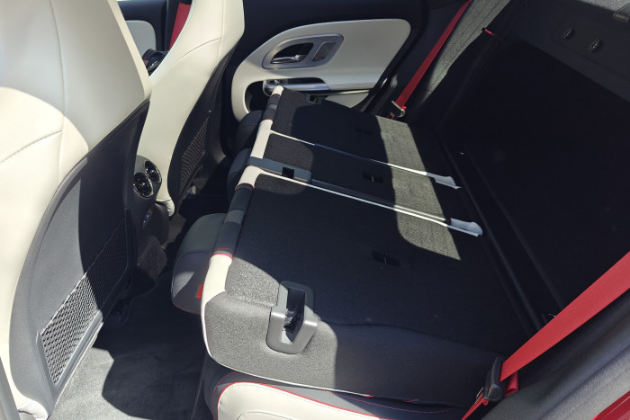 Die Rücksitze lassen sich im Verhältnis 40 zu 20 zu 40 umklappen. (Foto: Friedhelm Greis/Golem.de)