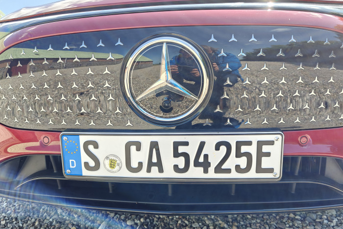 Hinter dem Frontpanel sitzt ein Radarsensor. (Foto: Friedhelm Greis/Golem.de)