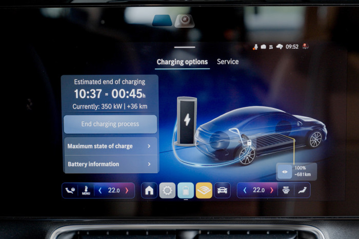 Offiziell liegt die Ladeleistung bei 320 kW, doch Mercedes stellte dieses Foto mit 350 kW zur Verfügung.  (Foto: Mercedes-Benz)