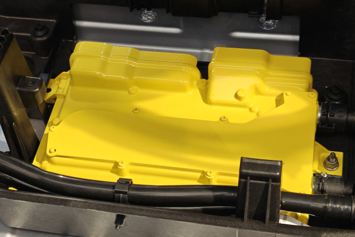 Der Hauptrechner mit einem wassergekühlten Nvidia-Chip ist unter dem Kofferraumboden platziert. (Foto: Friedhelm Greis/Golem.de)