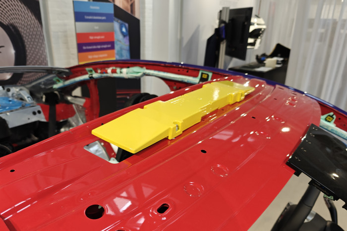 Der CLA besitzt zwei Antennensysteme, das größere von beiden sitzt auf dem Dach. (Foto: Friedhelm Greis/Golem.de)