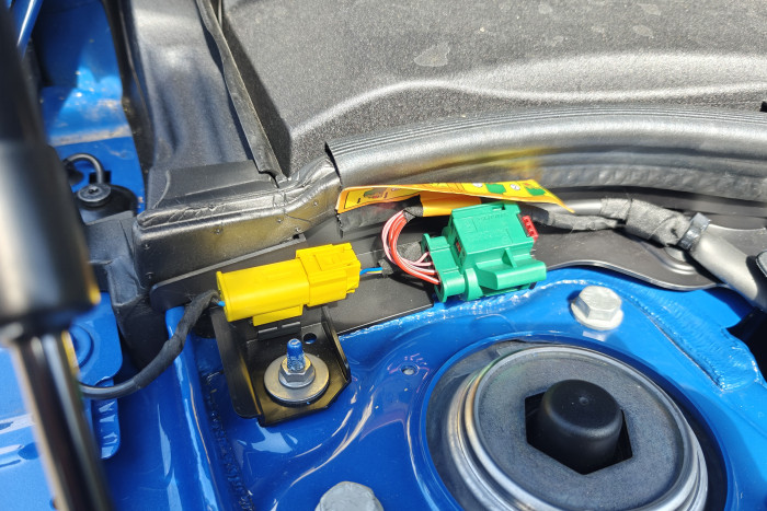 Unter der Fronthaube lässt sich im Notfall die Hochvoltbatterie stromlos schalten. (Foto: Friedhelm Greis/Golem.de)