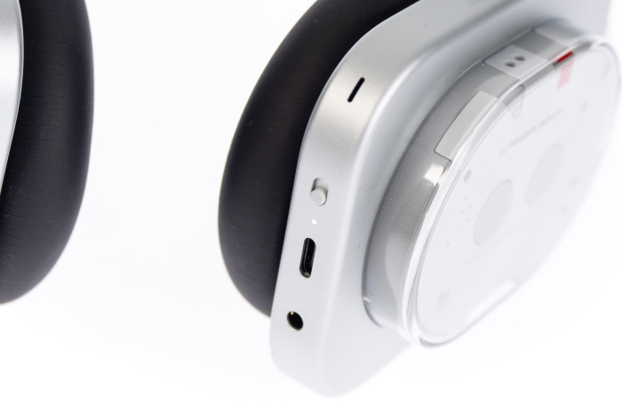 Alle Steuertasten und Anschlüsse befinden sich auf der rechten Seite des Headphone (1). (Bild: Martin Wolf/Golem.de)