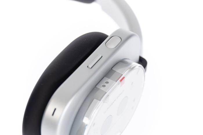 Alle Steuertasten und Anschlüsse befinden sich auf der rechten Seite des Headphone (1). (Bild: Martin Wolf/Golem.de)