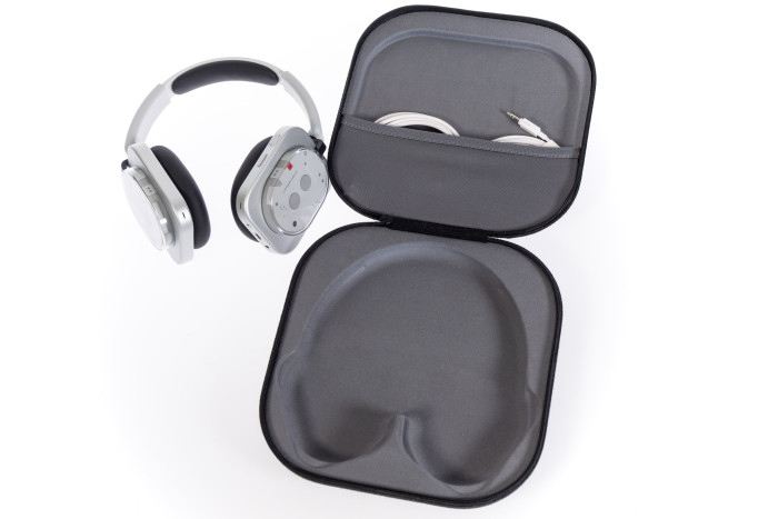 Die Kabel des Headphone (1) rutschen leicht aus dem Fach in der Tasche. (Bild: Martin Wolf/Golem.de)