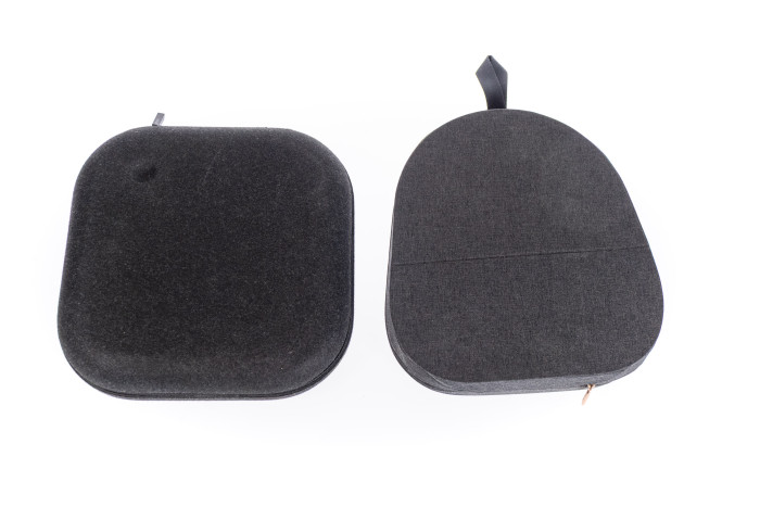 Links die Tasche des Headphone (1), rechts die Tasche von Sonys WH-1000XM5 (Bild: Martin Wolf/Golem.de)