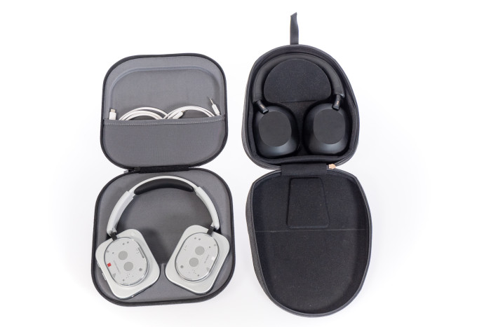 Links die Nothing-Tasche mit dem Headphone (1), rechts die Sony-Tasche mit dem WH-1000XM5 (Bild: Martin Wolf/Golem.de)