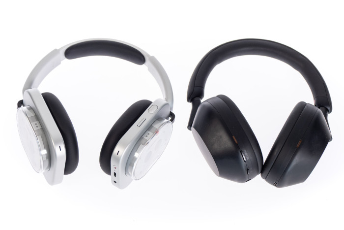 Links der Headphone (1), rechts der WH-1000XM5 (Bild: Martin Wolf/Golem.de)