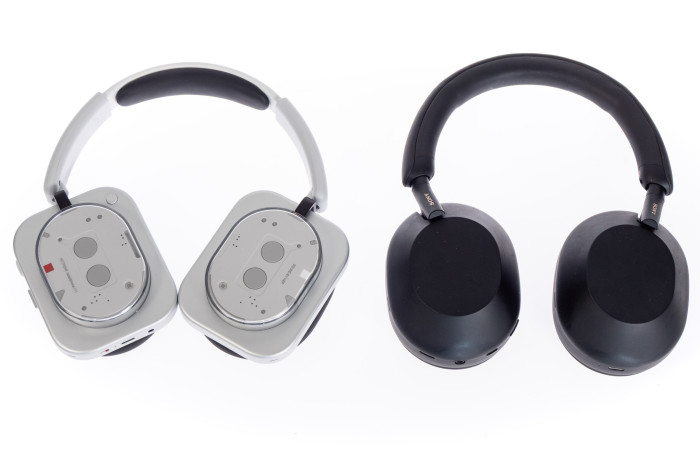 Weder der Headphone (1) noch der WH-1000XM5 lassen sich falten. (Bild: Martin Wolf/Golem.de)