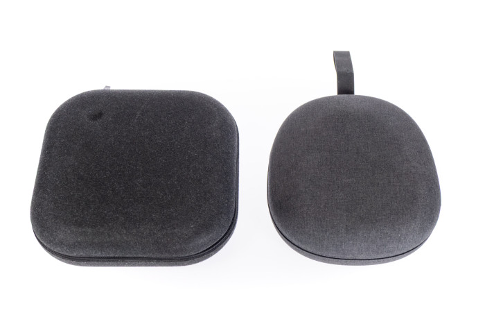 Links die Tasche des Headphone (1), rechts die Tasche von Sonys WH-1000XM6 (Bild: Martin Wolf/Golem.de)