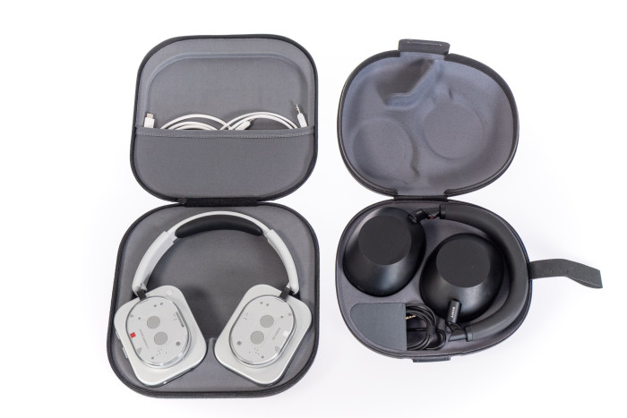 Links die Nothing-Tasche mit dem Headphone (1), rechts die Sony-Tasche mit dem WH-1000XM6 (Bild: Martin Wolf/Golem.de)