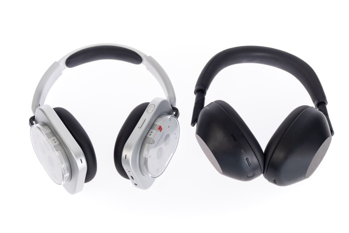 Links der Headphone (1), rechts der WH-1000XM6 (Bild: Martin Wolf/Golem.de)