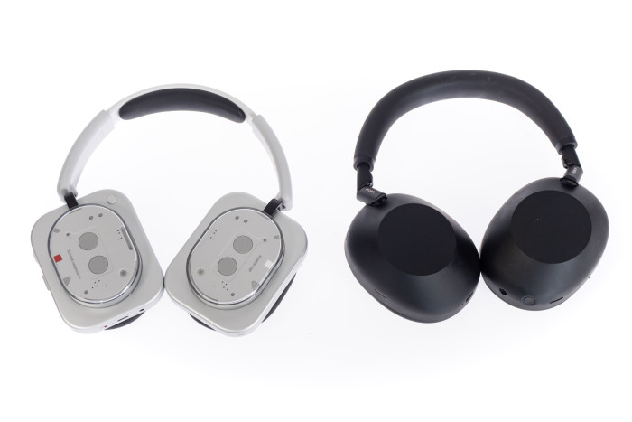 Links der Headphone (1), rechts der WH-1000XM6 (Bild: Martin Wolf/Golem.de)