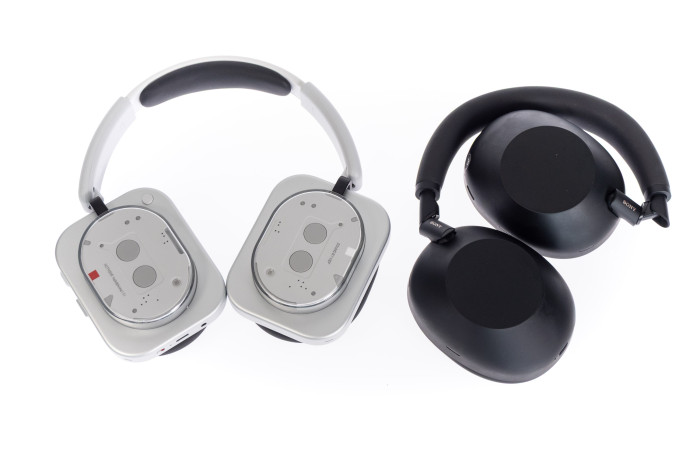 Der Headphone (1) lässt sich nicht so platzsparend falten wie der WH-1000XM6. (Bild: Martin Wolf/Golem.de)