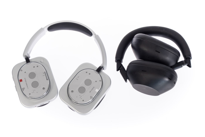 Der Headphone (1) lässt sich nicht so platzsparend falten wie der WH-1000XM6. (Bild: Martin Wolf/Golem.de)