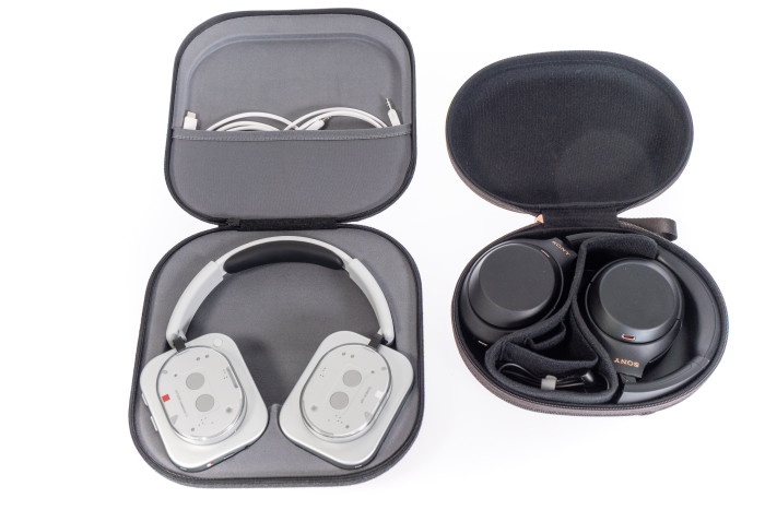 Links die Nothing-Tasche mit dem Headphone (1), rechts die Sony-Tasche mit dem WH-1000XM4 (Bild: Martin Wolf/Golem.de)