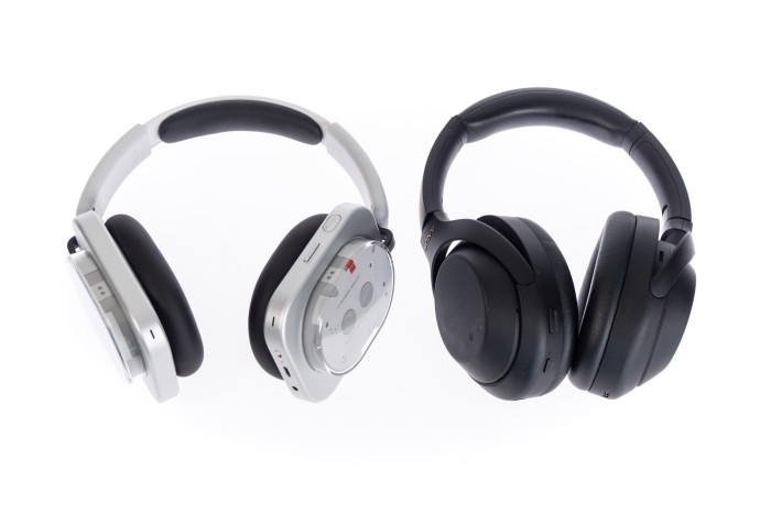 Links der Headphone (1), rechts der WH-1000XM4 (Bild: Martin Wolf/Golem.de)