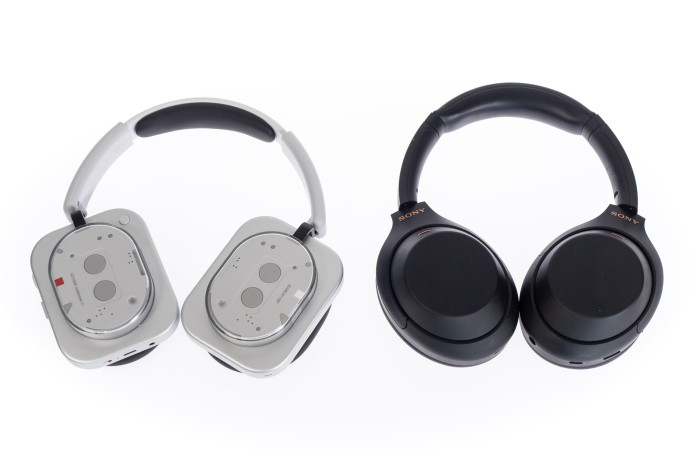 Links der Headphone (1), rechts der WH-1000XM4 (Bild: Martin Wolf/Golem.de)
