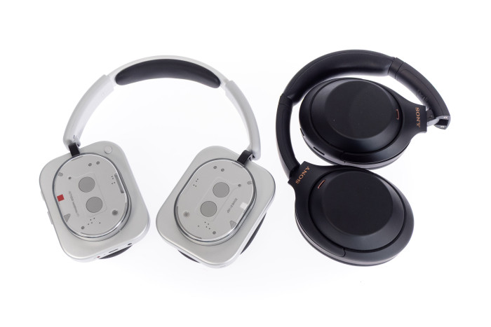 Der Headphone (1) lässt sich nicht so platzsparend falten wie der WH-1000XM4. (Bild: Martin Wolf/Golem.de)