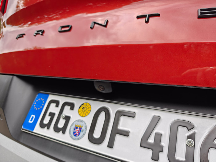 Die Rückfahrkamera ist offen verbaut - sie wird also im Laufe der Fahrt schmutzig. (Bild: Martin Wolf/Golem.de)