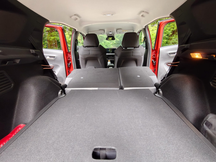 Der Kofferraum des Frontera ist mit 460 Litern schon recht groß. Werden die Rücksitze umgeklappt, bietet der Wagen Platz für 1.600 Liter. (Bild: Martin Wolf/Golem.de)
