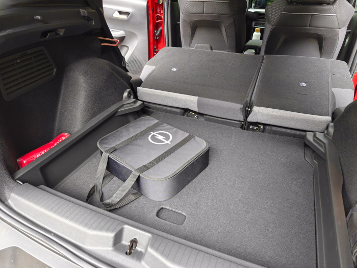 Der Boden des Kofferraums lässt sich nach unten versenken, um mehr Platz zu schaffen - oder weiter oben anbringen, um einen abgeschlossenen Stauraum für kleinere Objekte zu haben. (Bild: Martin Wolf/Golem.de)