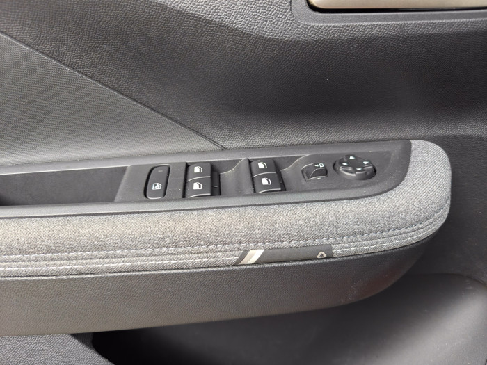 Bei der Innenausstattung kombiniert Opel gelungene Elemente wie Stoffoberflächen mit billig anmutenden Plastikoberflächen. (Bild: Martin Wolf/Golem.de)