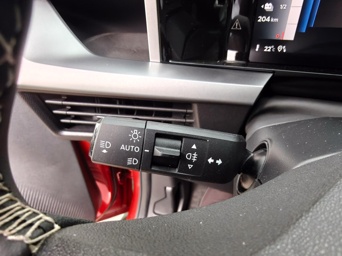 Die Bedienelemente wie der Blinkerhebel ...