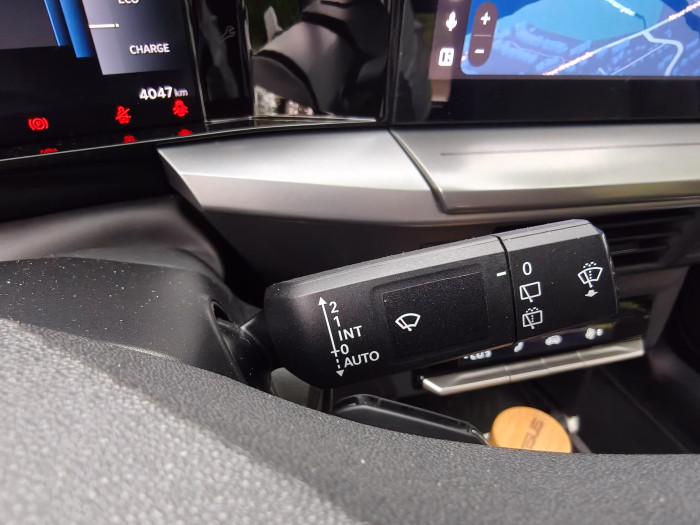 ... und der Wischerhebel sind einfach, aber funktional. (Bild: Martin Wolf/Golem.de)