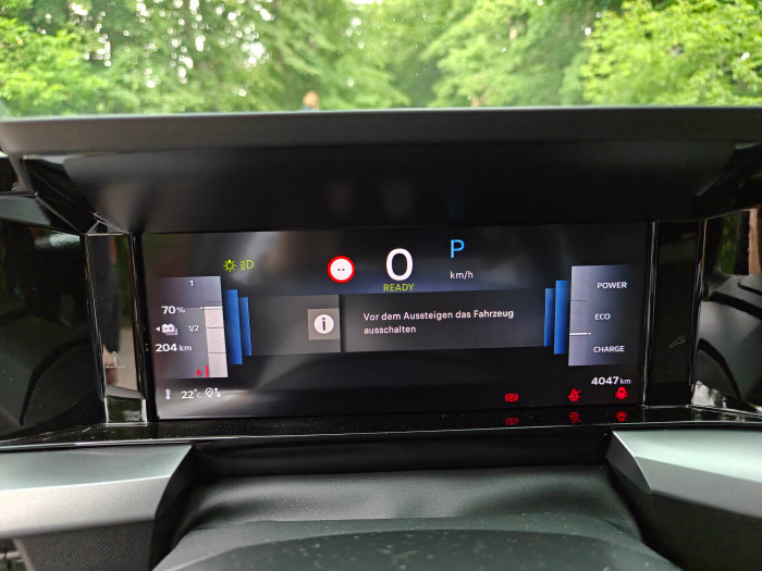 Hinter dem Lenkrad ist ein Display eingebaut, das die wichtigsten Informationen anzeigt - ändern lassen sich die Inhalte nicht. (Bild: Martin Wolf/Golem.de)