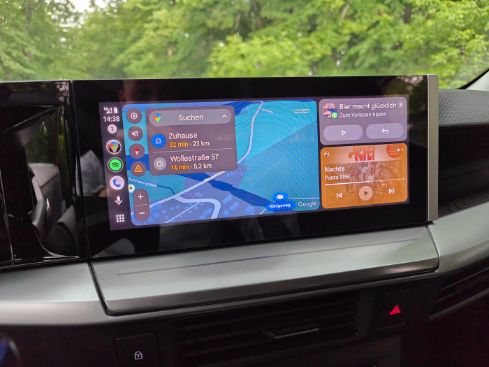 Das 10-Zoll-Display in der Mitte ist nur in der GS-Version bereits im Preis inbegriffen. Es bietet wenige Inhalte, glücklicherweise aber Android Auto und Apple Carplay - auch drahtlos. (Bild: Martin Wolf/Golem.de)