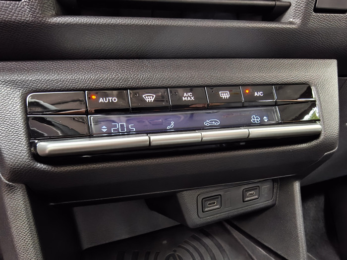 Die Klimaanlage lässt sich mit physischen Buttons bedienen. (Bild: Martin Wolf/Golem.de)