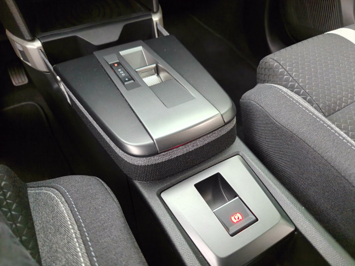 In der Mittelkonsole befindet sich der Gangwahlschalter. (Bild: Martin Wolf/Golem.de)