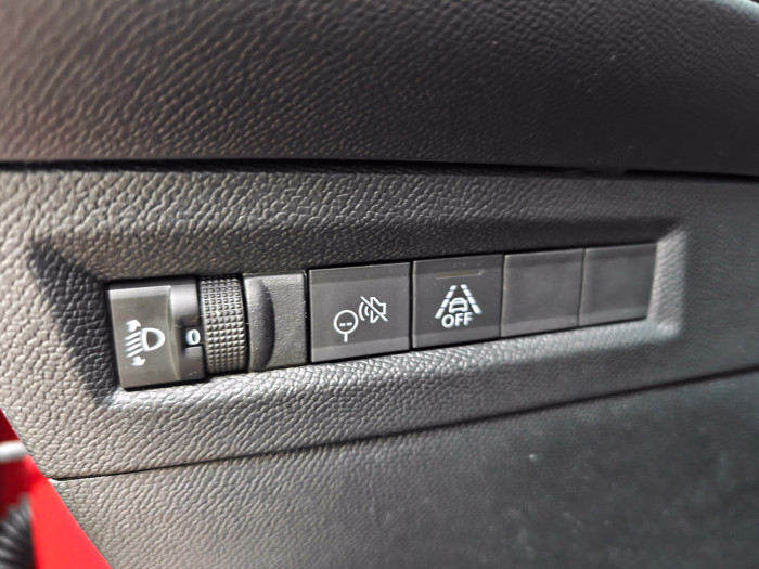 Opel verbaut beim Frontera separate Buttons, um die Warntöne bei Geschwindigkeitsüberschreitungen und die Spurhaltehinweise abzuschalten. (Bild: Martin Wolf/Golem.de)